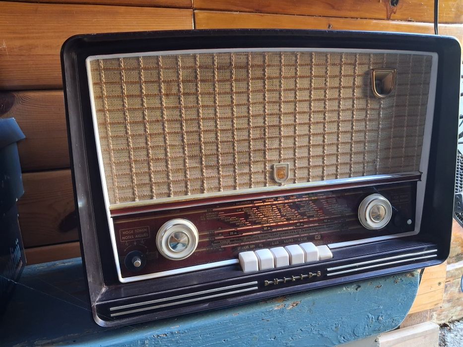 Vând radio de colecție Philips BX453A/90, fabricat în anii '50, în stare foarte bună pentru vârsta sa.