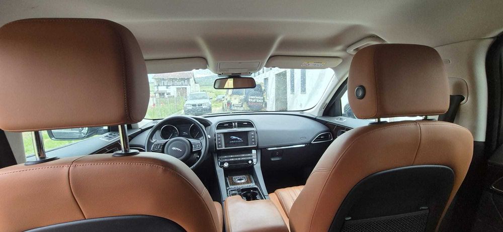Jaguar F-Pace Business 20d AWD Automat