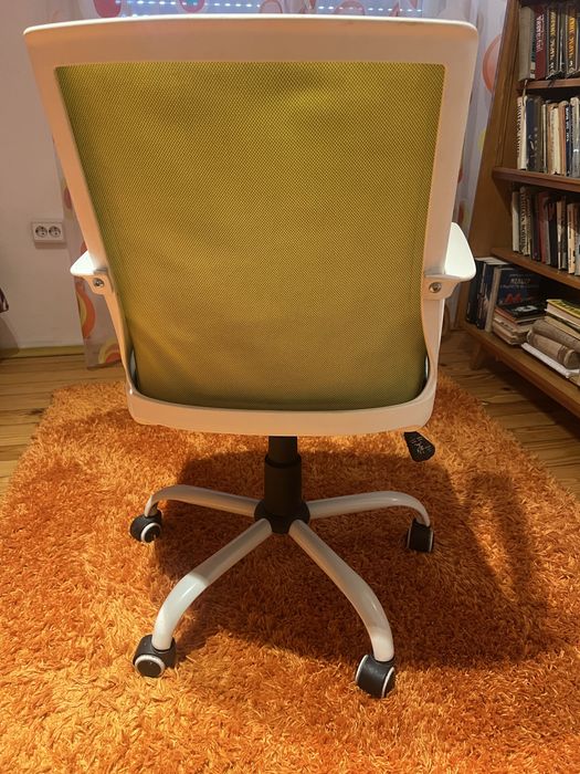 Красив и удобен стол за компютър