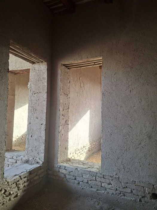 Yangiariq tumani Sherobod MFYda qurilishi tugallanmagan hovli joy