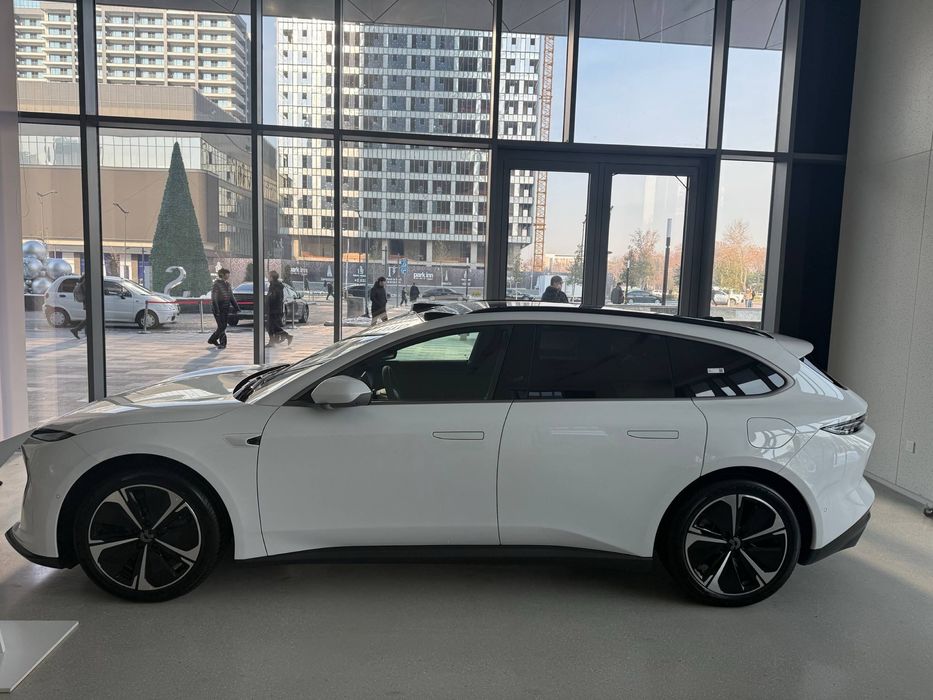 Электромобиль компании NIO (ET5T)