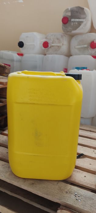 Канистры пластиковые 20 литров