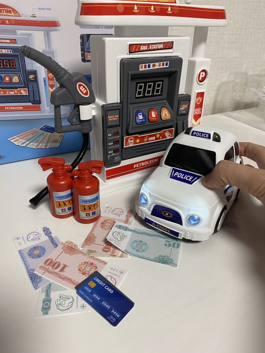 Бензиностанция и кола със звукови и светлинни ефекти