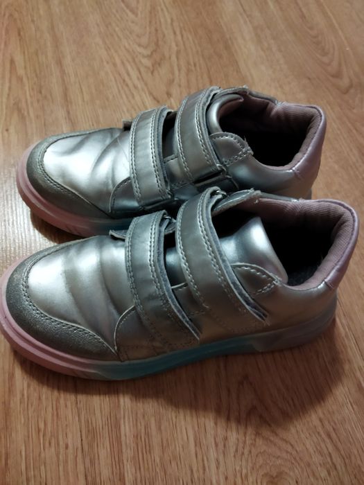 Продам детскую обувь