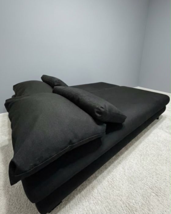 Canapea neagra extensibila