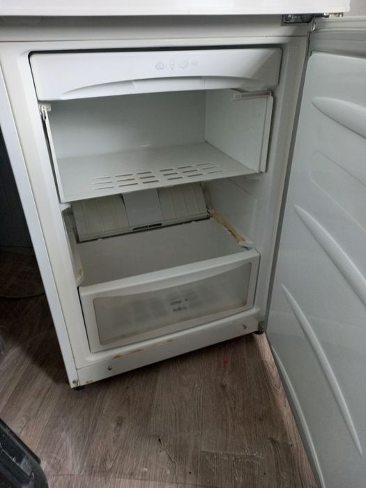 Холодильник работает