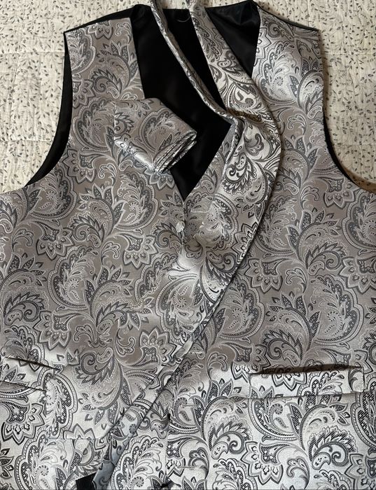 Veste petreceri  cu cravata si batista ,negru argintiu!100setul
