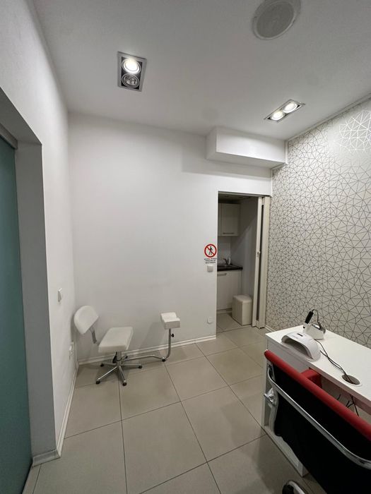 Inchiriez sala  manichiura nemobilata cu cheltuieli incluse!