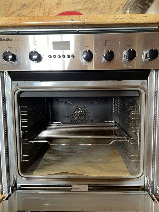 MIELE фурна с керамичен плот