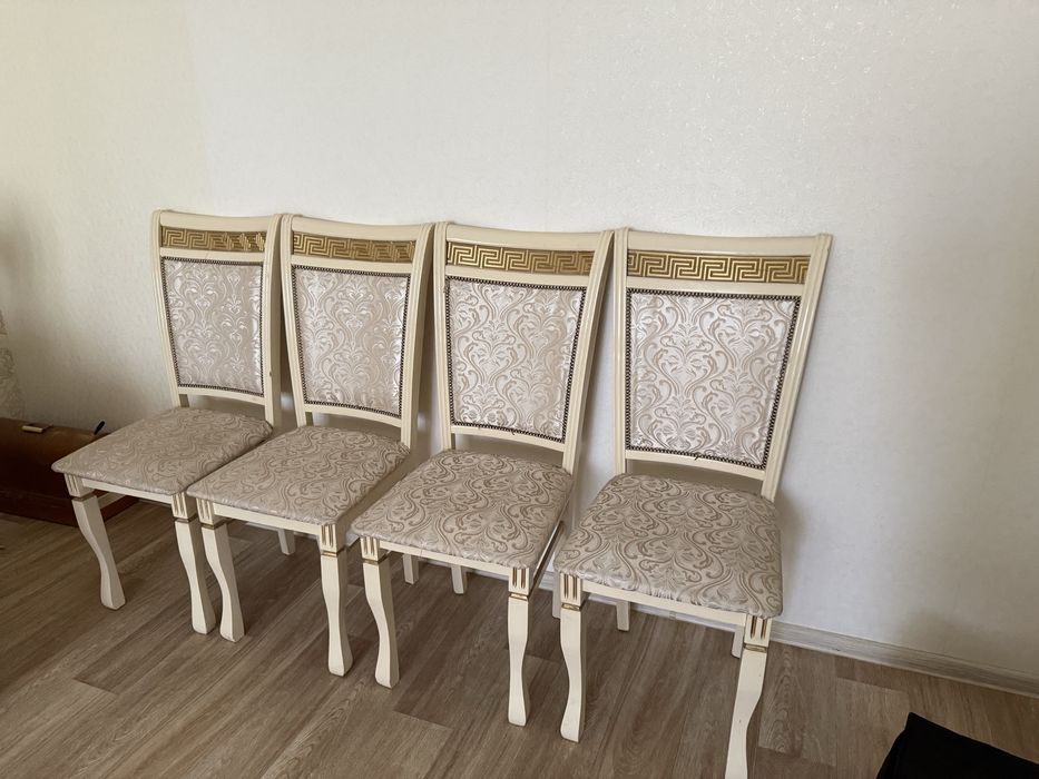 Продаю стол со стульями