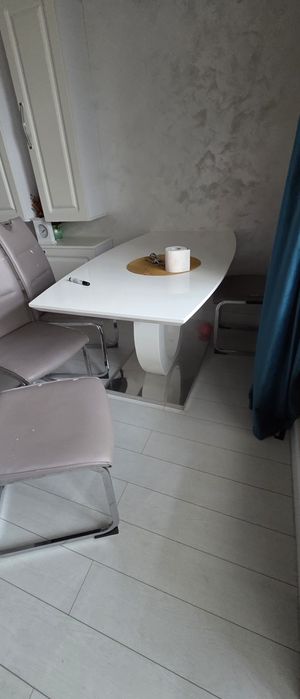 Masa dining cu scaune