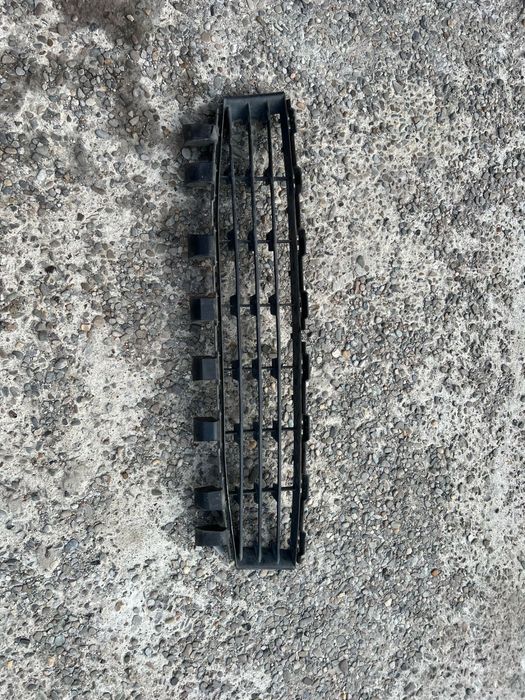 Vând 2 bări spate Megane 2 hatchback și o bara fata facelift avariata