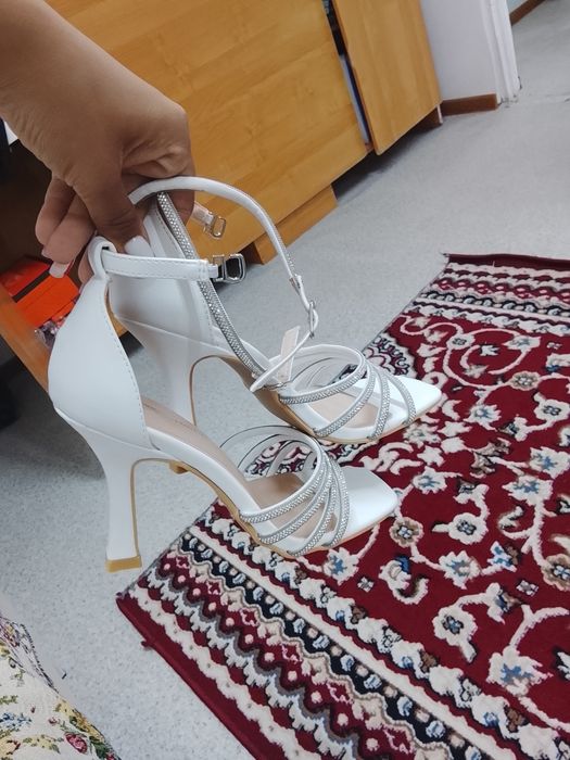 Каблук белый и новый