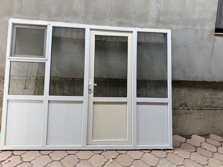 Продам пластиковую витражную дверь