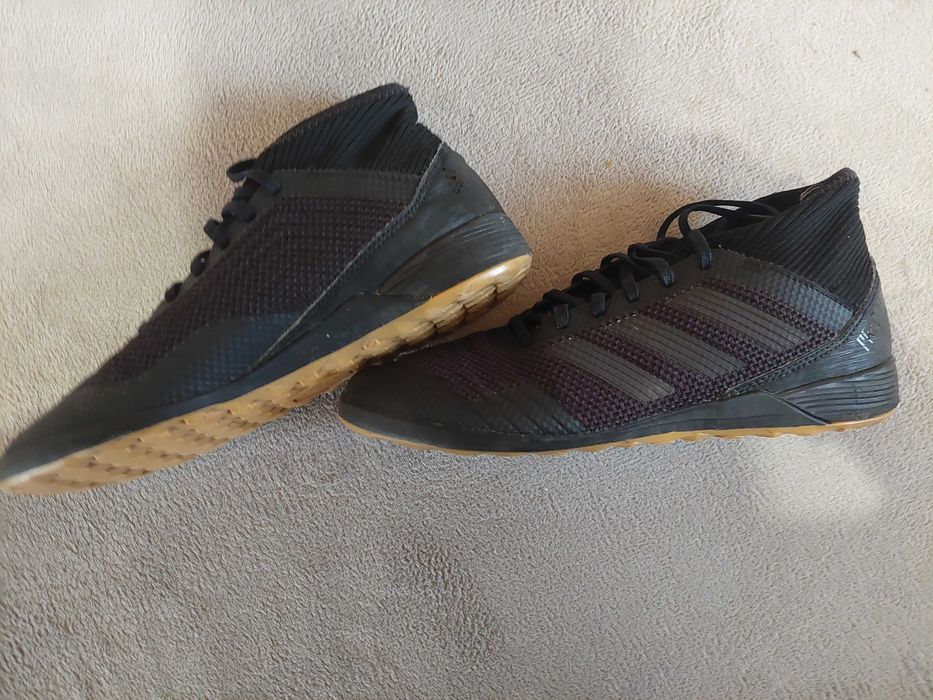 Обувки за зала adidas predator