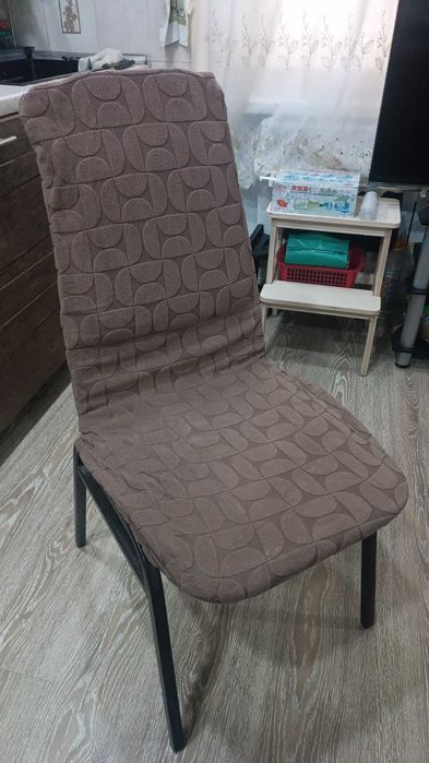 Продам стулья мягкие б/у  6 штук с чехлами