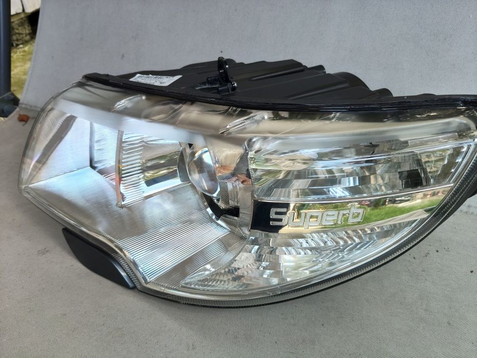 Far bi xenon adaptiv Skoda Superb 2