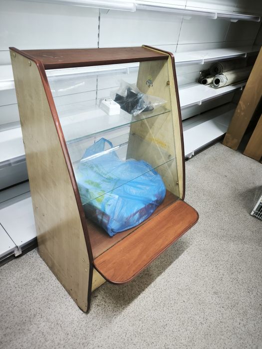 Продам витрины дерев и метал, шкаф