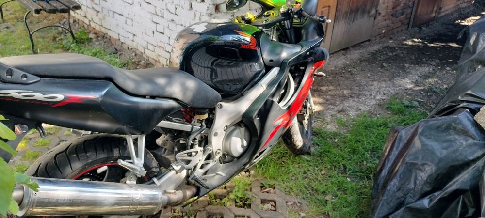 Honda cbr 600 an 2000.