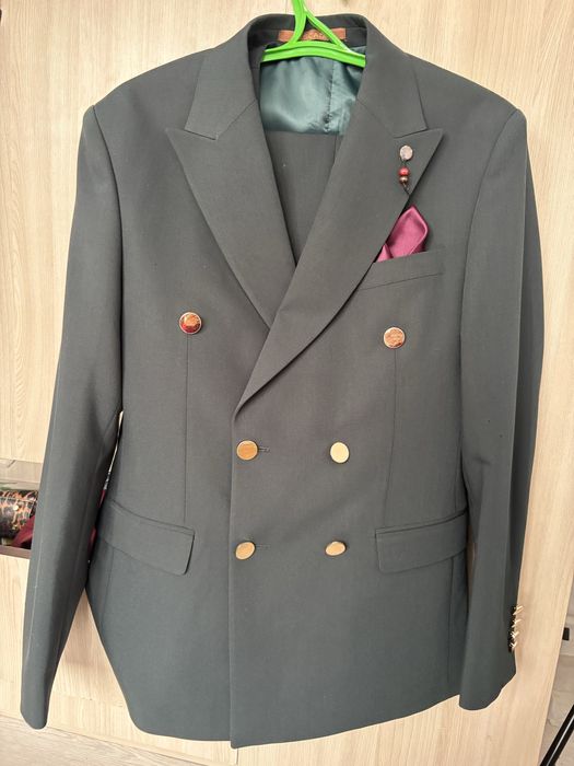 Кастюм темно -зеленый цвет