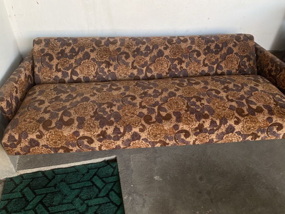 Divan 1 ta suyanchiqlik tagida azginchasingan joyi bor.