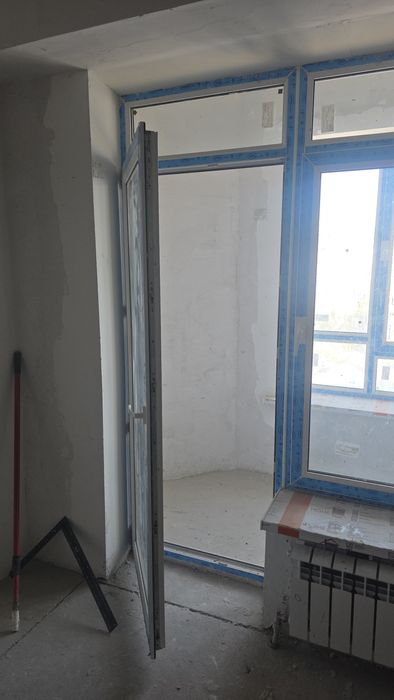 Окно на балконной с дверью