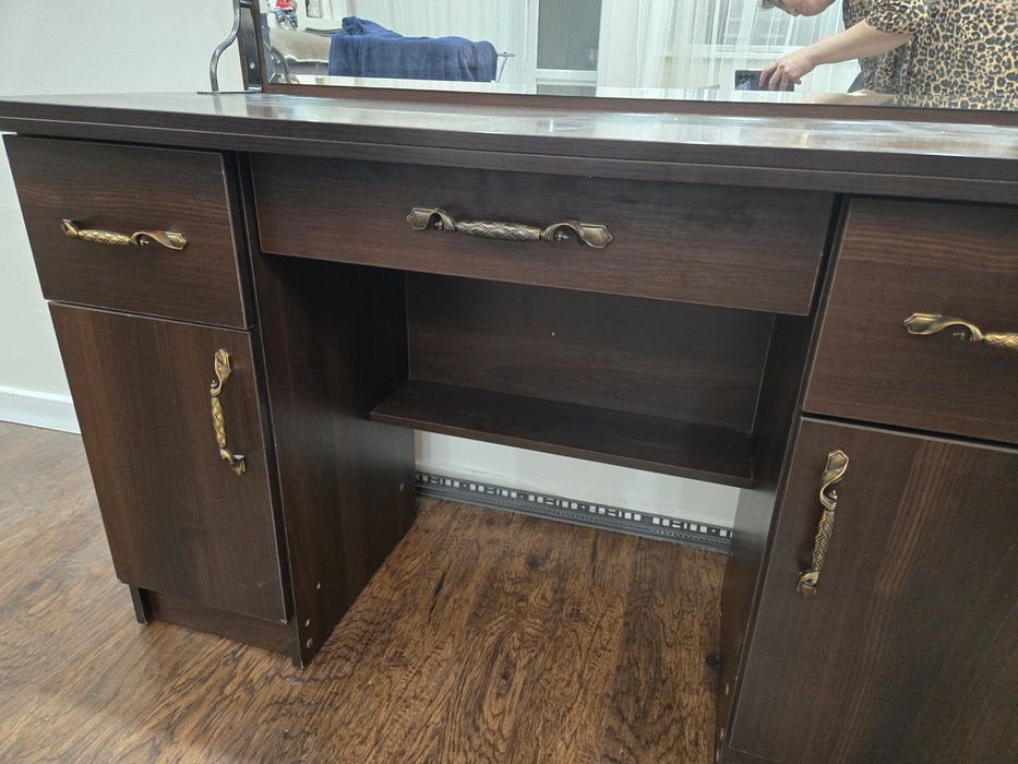 Продам туалетный столик