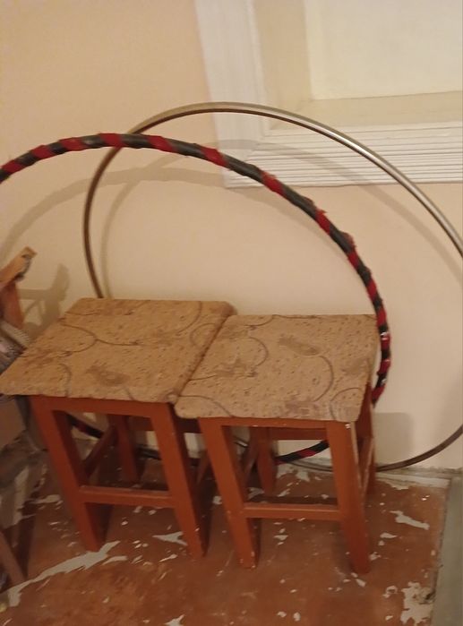 Tubiretka va stullar bor