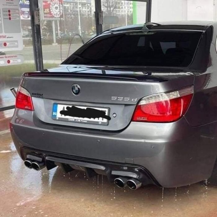 Двоен Дифузьор Оребрен BMW E60/E61 – Черен Гланц / M-Tech Стил
