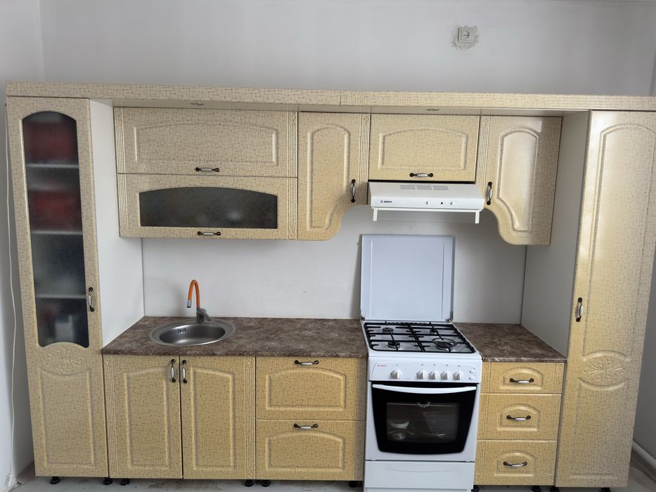 Продам кухонный гарнитур с техникой