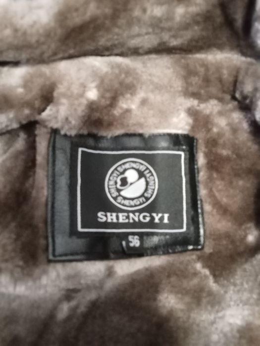 Зимняя куртка с капюшоном.