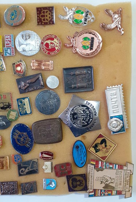 Продам значки продам