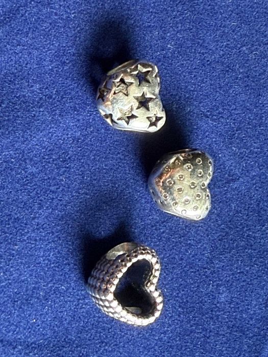 Гривна Pandora с 21 талисмана в отлично състояние на супер цена