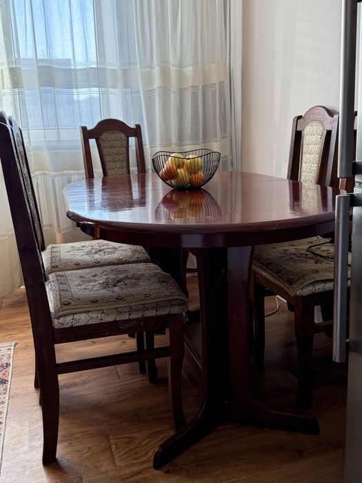 Стол из дерева со стульями