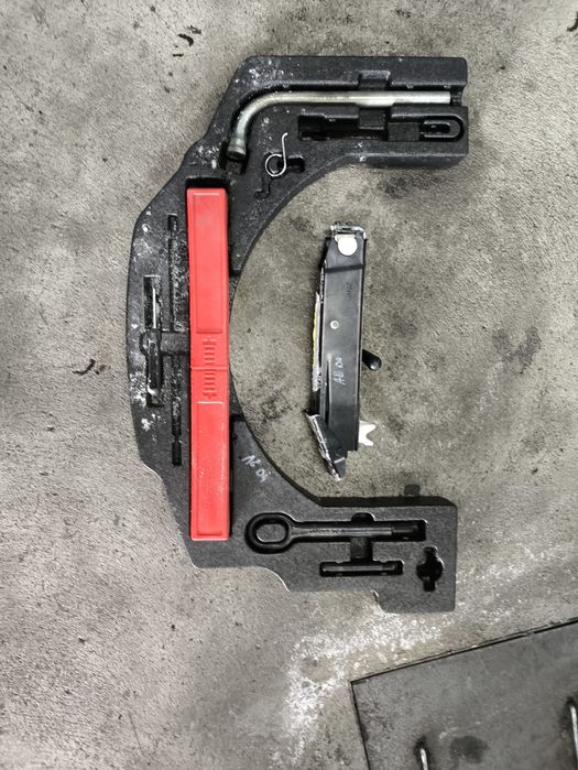 Крик,ключ,триъгълник за Audi A8 D4