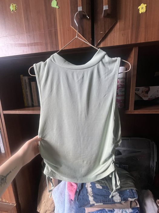 top verde cu guler