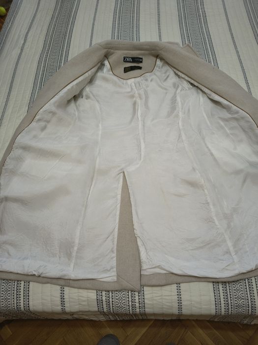 Продавам дамско вталено палто на Zara размер М в отлично състояние.