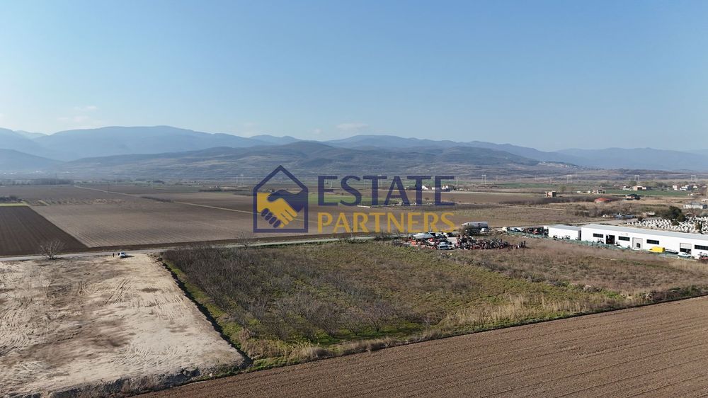 Парцел в Пловдив, област-с.Златитрап площ 4600 цена 130000