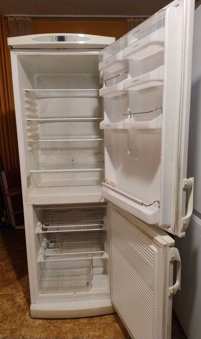 Хладилник Gorenje с долна фризерна част