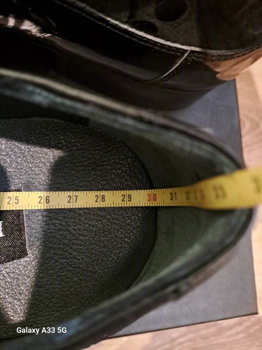 Vand pantofi noi, din piele naturală lacuită, pentru bărbați.