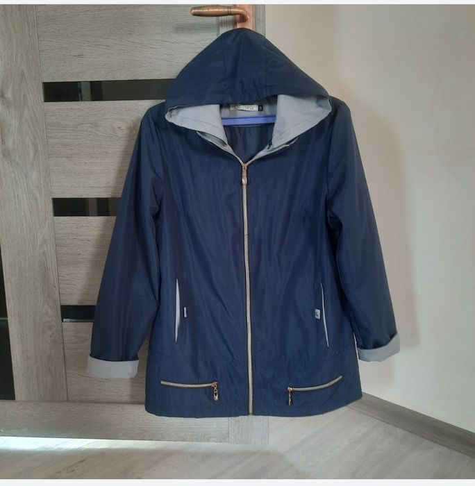 Женская куртка продается.