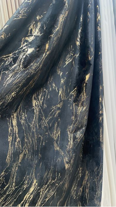 Draperie neagra cu insertii aurii si efect metalic 5m