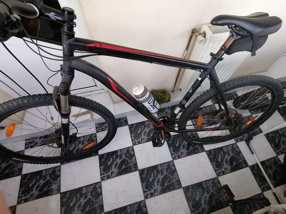 Bicicleta specialisez cu suspensie pe fata Rock Shox