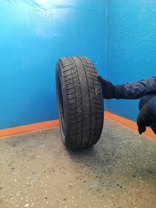 Продам  шина размерами 215 × 17×  55