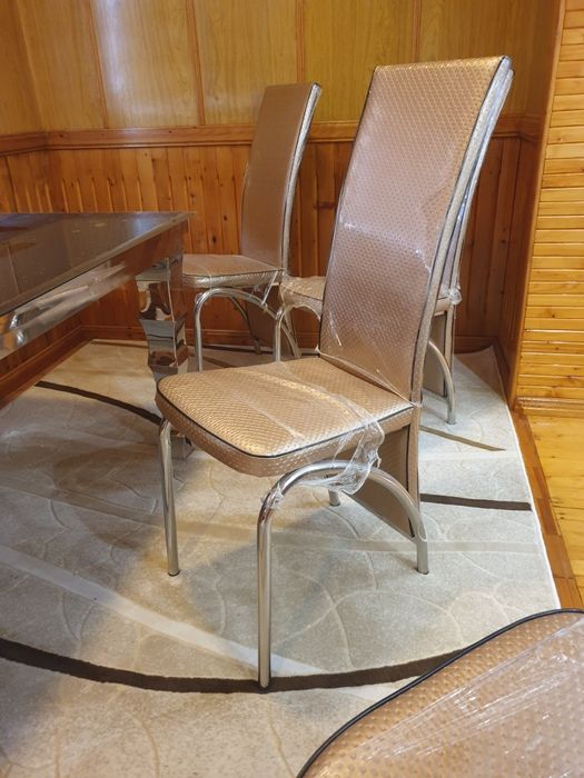 Продам новый стеклянный стол и шесть стульев