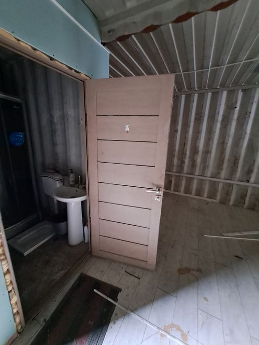 Двери с ручками внутренние 2штук есть