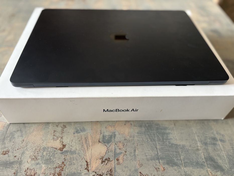 MacBook Air 15 M3 (2024) 8GB / 256GB – 97% батерия – като нов