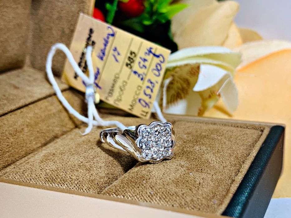 Оригинальной модели золотое кольцо с бриллиантами