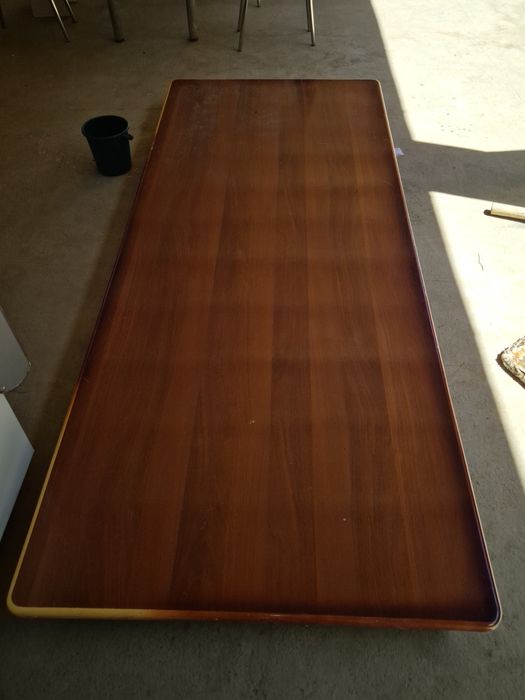 Stol. Mehmonxona uchun.