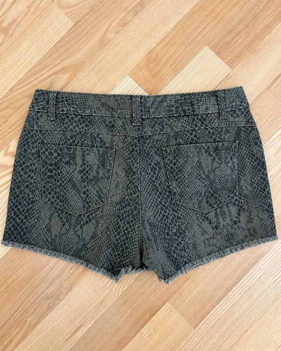 Pantaloni scurți damă Calvin Klein animal print snake cu tiv franjurat Mărimea M